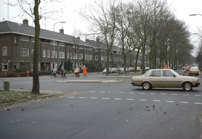 117482 Afbeelding van verkeersbrigadiers bij de oversteekplaats voor voetgangers in de Lessinglaan te Utrecht, ter ...